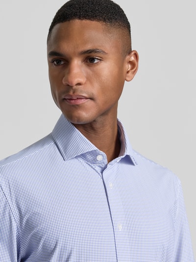 Męski model nosi Slim Fit Business-Hemd mit Haifischkragen od SEIDENSTICKER, materiał z domieszką stretchu, deseń allover, krój slim fit, błękit, zbliżenie górnej części ciała.