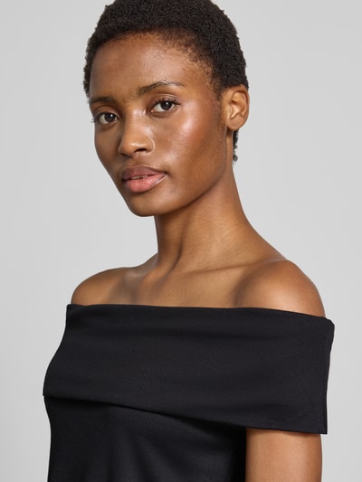 Frauenmodel trägt Blusenshirt im Off-Shoulder-Design von MORE & MORE in Schwarz, Modal-Elasthan-Mix, Nahaufnahme Oberkörper.