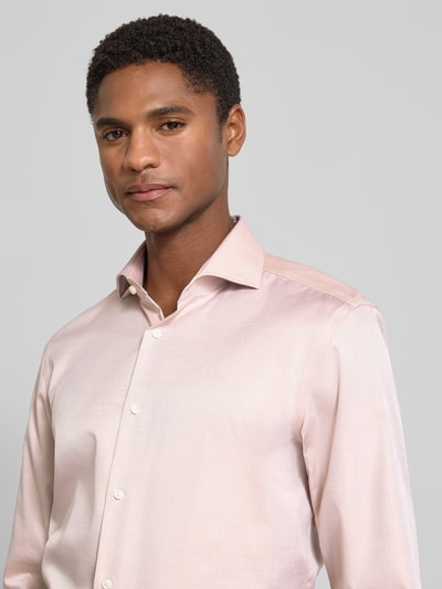 Männermodel trägt hellrosafarbenes Slim-Fit Businesshemd aus reiner Baumwolle Modell 'H-HANK-SP-B1' von BOSS, Nahaufnahme Oberkörper, Herren Businesshemd.