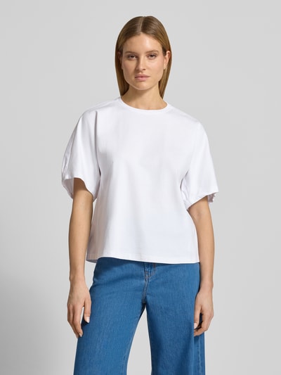 Modelka kobieca nosi T-Shirt z okrągłym dekoltem CELLULA od MM by Max Mara, biała bawełna, krój relaxed fit, długość tyłu w rozmiarze S 59 cm, przód, ujęcie całej sylwetki