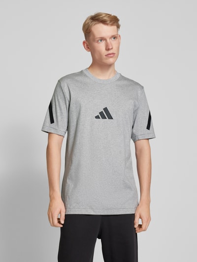 ADIDAS SPORTSWEAR T-Shirt mit Label-Print Hellgrau 4