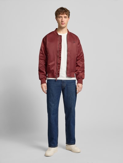 Männermodel trägt Jeans mit 5-Pocket-Design von Levi's®, Reine Baumwolle, Relaxed-Fit, blaue Farbe, Ganzkörperansicht von vorne.