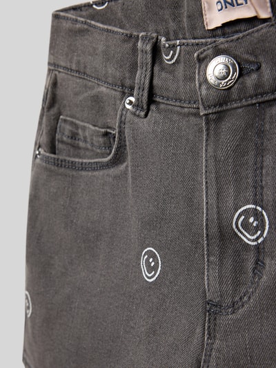 Produktfoto, Regular Fit Jeansshorts aus Baumwoll-Mix Modell 'BLAIR' von Only, schwarze Denim-Optik mit weißem Allover-Print, Nieten, 5-Pocket-Design, Knopf- und Reißverschluss, glatte Textur