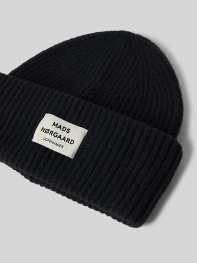 Productfoto, Beanie aus Woll-Mix Modell 'Tosca Anju' van MADS NØRGAARD, elastische wolmix, brede omslag, ribstructuur, label-patch.