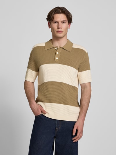 Mannelijk model draagt Regular Fit poloshirt uit puur katoen van Marc O'Polo Denim met tweekleurige look, labelpatch, polokraag, 3-knoopsluiting, korte mouw, knitwear materiaalverwerking, voorkant, bovenlichaam close-up