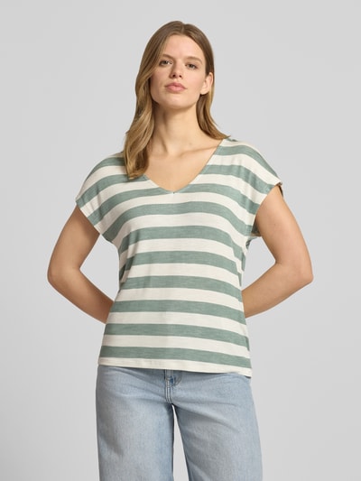 Frauenmodel trägt Regular Fit T-Shirt aus Viskose-Mix Modell 'LIRA' von Only, gestreift, ärmellos, V-Ausschnitt, Feinripp, Ganzkörperansicht von vorne.