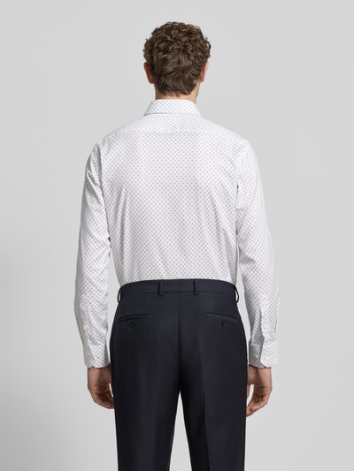 Męski model nosi Regular Fit Freizeithemd aus Baumwoll-Mix Modell 'JOE' od BOSS, biały z wzorem, długi rękaw, widok całej sylwetki z tyłu.