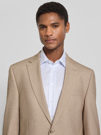 Männermodel trägt Regular Fit Sakko mit Viskose-Anteil von Christian Berg Men in Beige, Elastischer-Material-Mix, Nahaufnahme Oberkörper.
