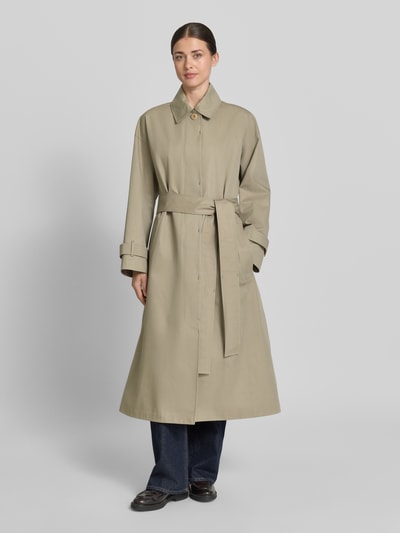 Frauenmodel trägt Regular Fit Mantel mit Umlegekragen Modell 'Hanna' von G-LAB aus Baumwoll-Mix, beige, Eingrifftaschen, Stoffgürtel, Ganzkörperansicht von vorne.