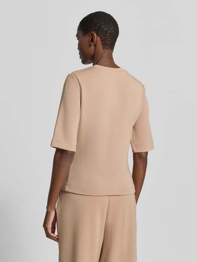 Männermodel trägt Regular Fit Sweatshirt mit Ziernähten von Christian Berg Woman, elastyczna mieszanka materiałów z udziałem modalu, krój regular fit, ozdobne szwy, okrągły dekolt, rękaw o dł. 1/2, beżowy kolor, gładka tekstura, Ganzkörperansicht Rückansicht