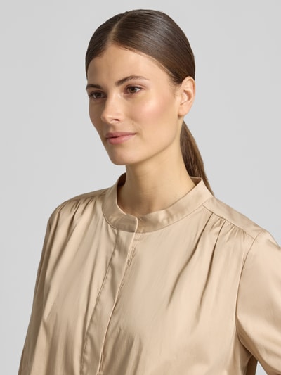 Frauenmodel trägt Jacke mit verdeckter Knopfleiste von WHITE LABEL aus Baumwoll-Mix mit Stretch-Anteil und Rundhalsausschnitt, Nahaufnahme Oberkörper.