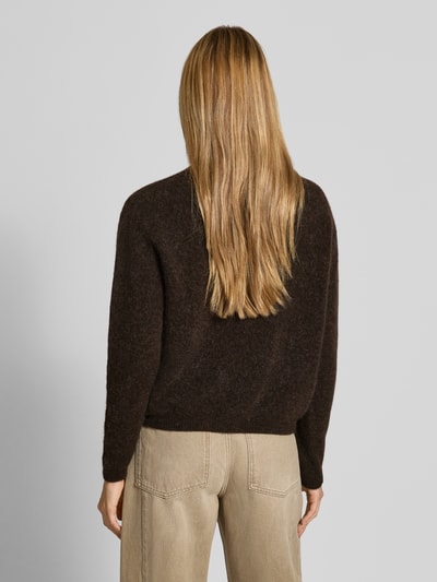 Kobiece modelka ma na sobie brązowy kardigan Relaxed Fit Cardigan aus Woll-Alpaka-Mix Modell 'VITOW' od American Vintage, imitacja dzianiny, lista guzikowa, okrągły dekolt, długość tyłu 52 cm, długość rękawa 56 cm, Ganzkörperansicht Rückansicht