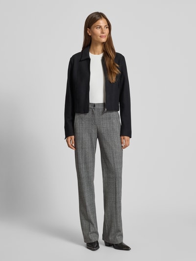 Vrouwenmodel draagt Stoffhose mit Gesäßtaschen van Raphaela By Brax, grijs ruitpatroon, viscose-mix, rechte fit, vooraanzicht hele lichaam.