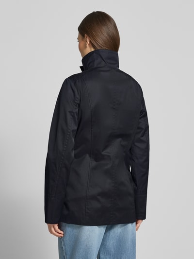 Frauenmodel trägt Jacke mit Stehkragen und Pattentaschen von Fuchs Schmitt in Dunkelblau aus Baumwoll-Mix, Ganzkörperansicht Rückansicht. Regular Fit, Zweireiher, Rückenlänge 71 cm, Schulterbreite 40 cm, Brustweite 46 cm, Ärmellänge 64 cm.