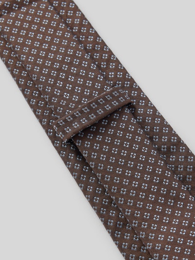 Produktfoto, Seidenkrawatte aus reiner Seide mit Allover-Stitching (7,5 cm) von Gierremilano, braun mit feinem Muster, Logo-Patch, elegante Textur