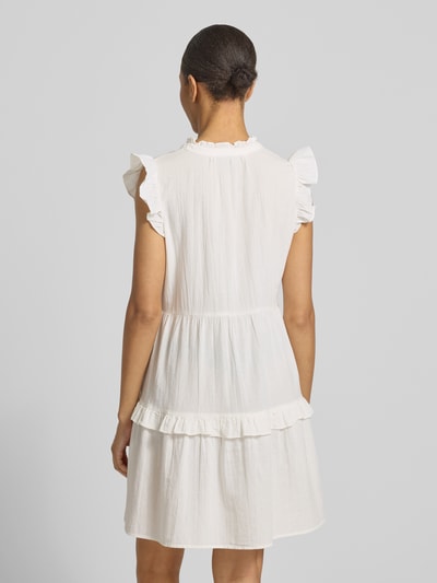 Frauenmodel trägt figurumspielendes Freizeitkleid aus reiner Baumwolle Modell 'Dichte' von Vero Moda, unifarben, Flammgarn, Ganzkörperansicht Rückansicht.