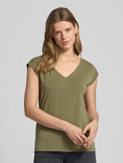 Vrouwenmodel draagt Relaxed fit T-shirt uit modalmix model 'KAMALA' van Pieces, look: effen, V-hals, korte mouw, Nahaufnahme Oberkörper.