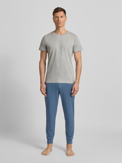 Männermodel trägt T-Shirt mit Rundhalsausschnitt im 2er-Pack von MCNEAL aus Baumwoll-Viskose-Mix, Regular-Fit, Ganzkörperansicht von vorne.