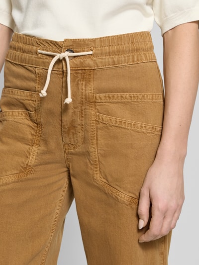 Vrouwenmodel draagt Wide Leg Jeans met elastische tailleband model 'FIMA' van Bash, katoenmix met linnen, detailopname heup.