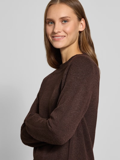 Frauenmodel trägt Regular Fit Pullover mit Rundhalsausschnitt Modell 'RICA' von ONLY in Dunkelbraun mit feiner Strickstruktur, Nahaufnahme Oberkörper. Damen Pullover von ONLY