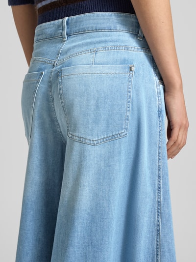 Vrouwenmodel draagt Loose Fit Jeans met steekzakken model 'Melli' van Brax, katoenmix met stretch, wide leg, detailopname achterzijde.