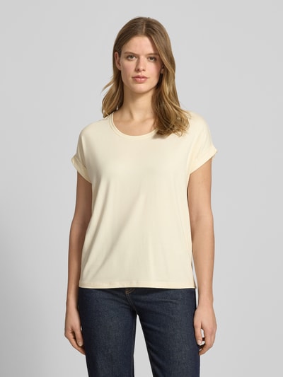 Frauenmodel trägt Regular Fit T-Shirt aus Viskose-Mix Modell 'MOSTER' von Only in Beige, Kurzarm, Rundhals, Feinripp, Ganzkörperansicht von vorne.
