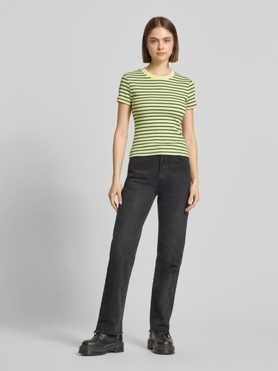 Frauenmodel trägt Slim Fit T-Shirt mit Rundhalsausschnitt Modell 'Sally' von Topshop, Baumwoll-Mix, Strukturmuster, Ganzkörperansicht von vorne, Rückenlänge bei Größe S 52 cm.