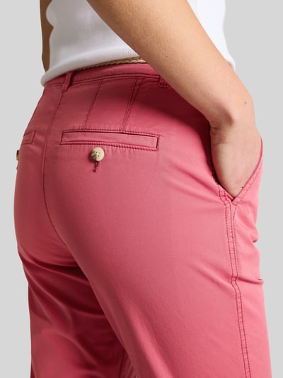 Frauenmodel trägt Slim Fit Chino aus Baumwoll-Mix von Tom Tailor in Optik: Unifarben mit Kontrast-Nähten, seitliche Eingrifftaschen, Gesäßtaschen, Gürtelschlaufen, Baumwoll-Mix, Detailaufnahme Rückansicht