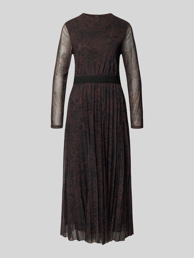 Frauenmodel trägt Slim Fit Freizeitkleid mit Animal-Print von s.Oliver BLACK LABEL in Braun- und Schwarztönen, Ganzkörperansicht Rückansicht.