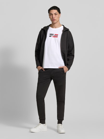 Männermodel trägt T-Shirt mit Logo im 2er-Pack von Jack & Jones, weiße Baumwolle, Regular Fit, Rundhalsausschnitt, Ganzkörperansicht von vorne.