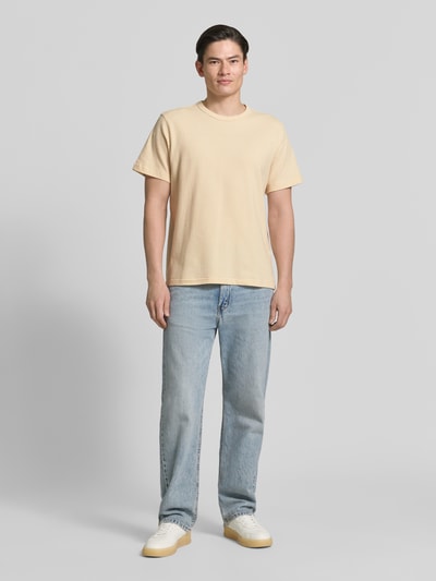 Männermodel trägt Regular Fit T-Shirt aus reiner Baumwolle Modell 'COOPER' von SELECTED HOMME in Optik: Unifarben, Struktur-Jacquard, Rundhals, Kurzarm, Ganzkörperansicht von vorne.
