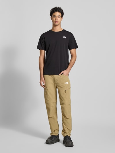 Männermodel trägt Regular Fit T-Shirt mit Logo-Print von The North Face, Baumwoll-Mix, Rundhalsausschnitt, Rückenlänge 69 cm, Ganzkörperansicht von vorne.