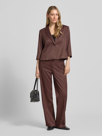 Frauenmodel trägt Wide Fit Stoffhose mit Viskose-Anteil von More & More im Strukturmuster, Elastischer-Material-Mix, Bügelfalten, Haken-Reißverschluss, Ganzkörperansicht von vorne.