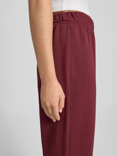 Pieces Spodnie sportowe o kroju regular fit z mieszanki bawełny model ‘CHILLI’ Ciemnoczerwony 3