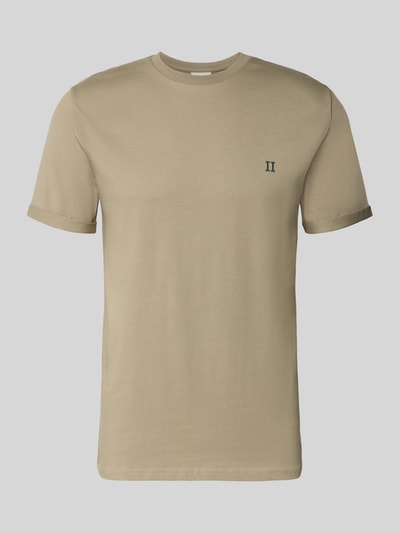 Produktfoto, beiges T-Shirt mit Logo-Stitching Modell 'Norregaard' von Les Deux aus reiner Baumwolle, gerader Schnitt, Rundhalsausschnitt, Label-Detail