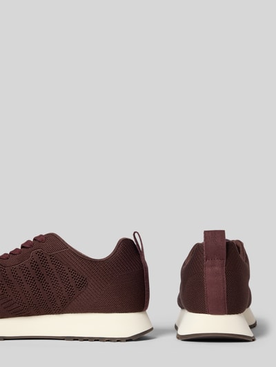 Produktfoto, Sneaker mit Label-Detail Modell 'Bevinda' von Gant in Dunkelrot mit Abgerundete-Spitze, Schnürung, 3 cm Absatzhöhe, 8 cm Schafthöhe, 8 cm Schaftweite, strukturierte Mesh-Textur, auf grauem Hintergrund.