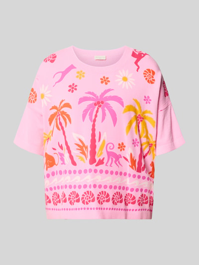 Produktfoto, Strickshirt aus Viskose-Mix im Allover-Look von Milano Italy, różowy, kolorowe motywy palm i zwierząt, loose fit, rękawy opadające, dekolt okrągły, długość tyłu w rozmiarze S: 50 cm