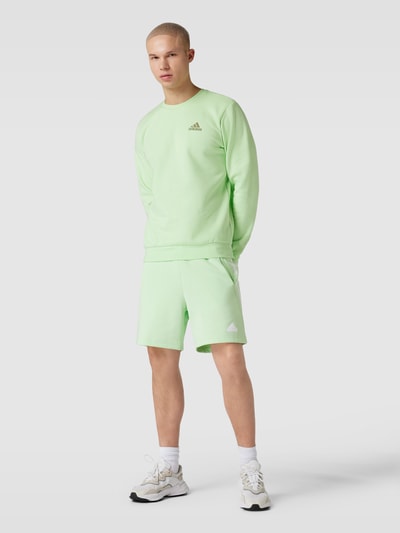 ADIDAS SPORTSWEAR Sweatshorts met labeldetail Lichtgroen - 1