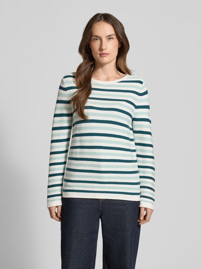 Frauenmodel trägt Regular Fit Strickpullover aus reiner Baumwolle von Tom Tailor, gestreift, Rundhals, Rippstrick, Ganzkörperansicht von vorne.
