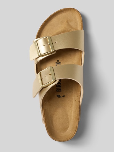 Produktfoto, Slipper mit offener Ferse Modell 'Arizona' von Birkenstock in Beige mit goldfarbenen Schnallen, abgerundete Passform, Logo-Detail, Absatzhöhe 3 cm, Damen Slipper