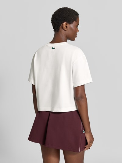 Vrouwenmodel draagt Regular Fit T-Shirt aus Baumwoll-Mix van Lacoste, look: effen, kort, jersey, labelprint, logostitching, ronde hals, korte mouw, Ganzkörperansicht achteraan.
