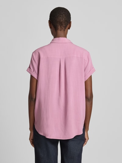 Männermodel trägt Bluse aus Viskose-Mix mit fixiertem Ärmelaufschlag von Samsøe Samsøe, prosty krój, kent kołnierzyk, model 'SAMAJANA', miękka różowa tkanina, wyraźna tekstura, widoczne mankiety, długość tyłu 65 cm, długość rękawa 14 cm, widok całej sylwetki z tyłu.