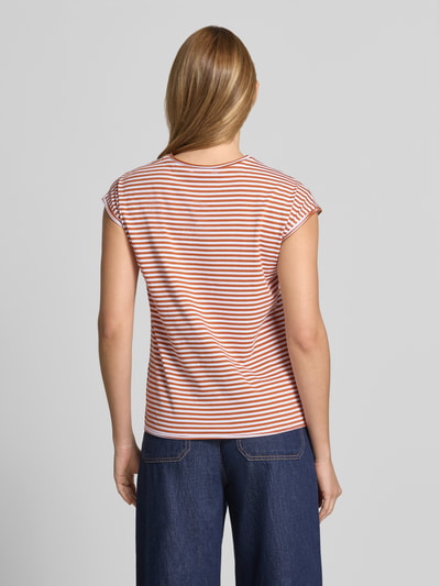 Frauenmodel trägt T-Shirt mit Rundhalsausschnitt von Christian Berg Woman, Reine Baumwolle, Regular-Fit, Rollsaum, Rückenlänge 55 cm, Ganzkörperansicht Rückansicht.