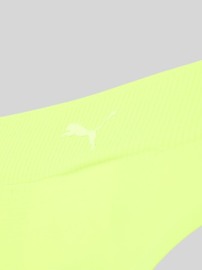 Frauenmodel trägt String mit Logo im 2er-Pack von PUMA in Neon-Gelb, Material-Mix mit Stretch-Anteil, Logo, Nahaufnahme Oberkörper.