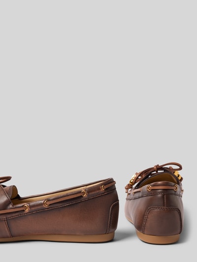 Produktfoto, Mokassins aus echtem Leder Modell 'Fallon' von MICHAEL Michael Kors in Braun mit Zierbesatz, abgerundeter Passform und 1 cm Absatz, Damen Mokassins, matt-glatte Textur, Schafthöhe 7 cm, Schaftweite 13 cm.