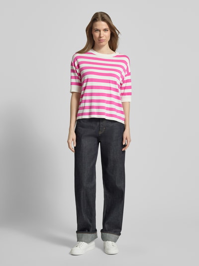 Frauenmodel trägt Regular Fit T-Shirt aus Viskose-Mix Modell 'Morla' von B.Young, pink-weiß gestreift, Damen T-Shirt, Rundhalsausschnitt, 7/8-Arm, Ganzkörperansicht von vorne.