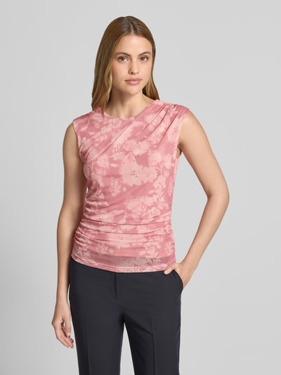 Frauenmodel trägt T-Shirt mit Raffungen und Rundhalsausschnitt von Jake*s Collection im Material-Mix mit Stretch-Anteil, körpernaher Schnitt, dezentes florales Muster in Rosa, Rückenlänge bei Größe 38: 62 cm, Ganzkörperansicht von vorne.
