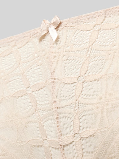 Produktfoto, Slip mit Spitzenbesatz und Schleife von Jake*s Casual in Beige mit filigranem Spitzenmuster und zarter Schleife, Detailaufnahme