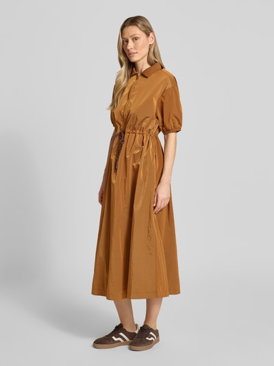 Frauenmodel trägt Midikleid mit kurzem Reißverschluss und Kordelzug an der Taille von Rich & Royal in Braun mit geripptem Kentkragen, tailliertem Schnitt und halblangen Ärmeln; Ganzkörperansicht von vorne.