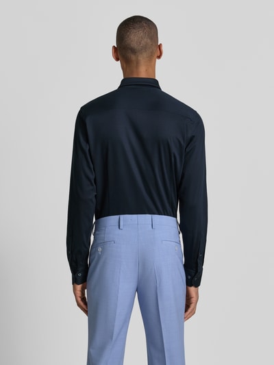 Männermodel trägt Slim Fit Business-Hemd mit Kentkragen von Roy Robson, Reine Baumwolle, Sportmanschetten, Rückenlänge 74 cm, Ganzkörperansicht Rückansicht.